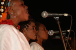 Baba background singers, 3 girls.
