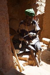 Old Dogon woman, cotton spinning,
