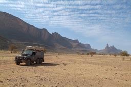 6x6 Land Rover, desert mountains north of Douentza.