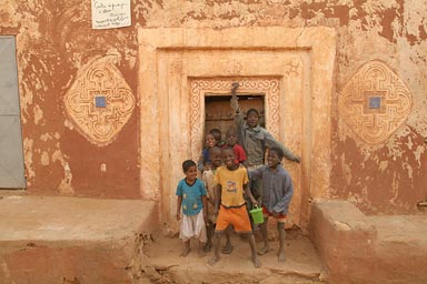 boyss in front of door Oualata