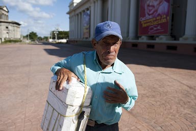 Sells agua/cold water, Managua old man.