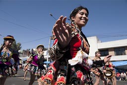 Andino woman waves and smiles, Arequipa Day.