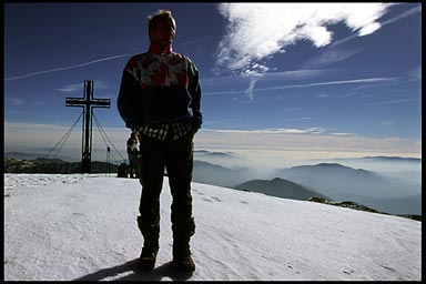 Peter am Gipfel mit Gipfelkreuz
