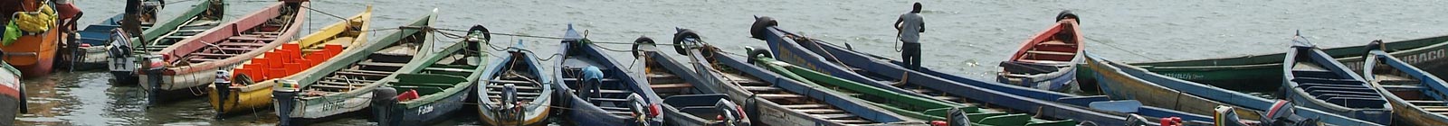 Conakry, small boats, pi rogues, in little harbour, for departure to the islands of Kassa Guinea, Guinee.
