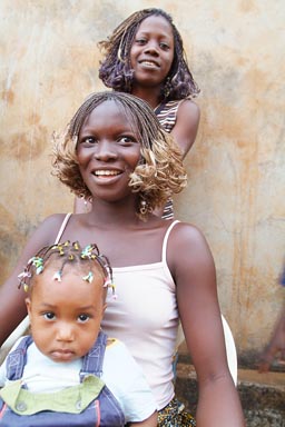 Doundounba, 3 girls on a wedding in Conakry.