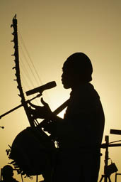 Adama Yalomba soundcheck, his silhouette.
