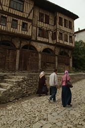 Ottoman house, Turlish tourists, Safranbolu street.