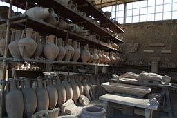 Pompeii, workshop, plastified human corps, amphorae.