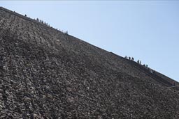 Hyndreds climb Pyramid of the sun, Teotihuacan.